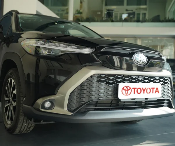 نمای نزدیک سپر جلو و چراغ‌های LED تویوتا فرانت لندر