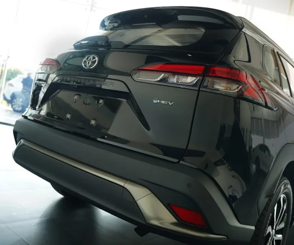 نمای نزدیک سپر عقب و چراغ‌های LED تویوتا فرانت لندر