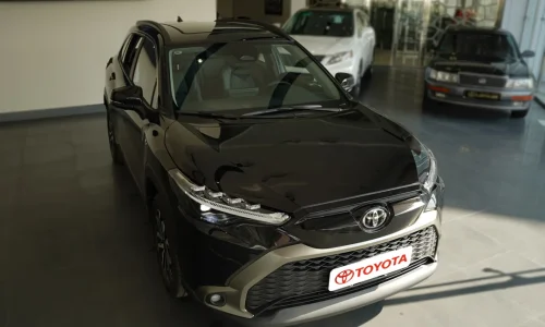 زاویه جلو از ماشین هیبریدی تویوتا فرانت لندر