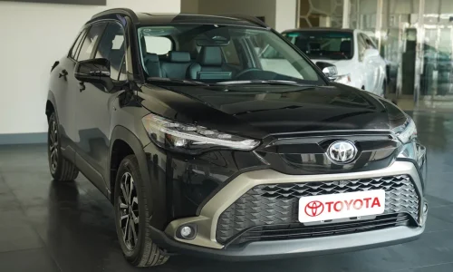 نمای جلوی تویوتا فرانت لندر در نمایشگاه خودرو