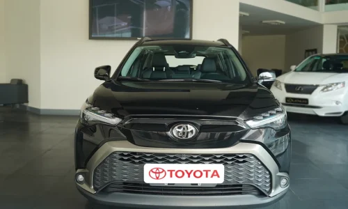 نمای کناری ماشین تویوتا فرانت لندر با طراحی اسپرت