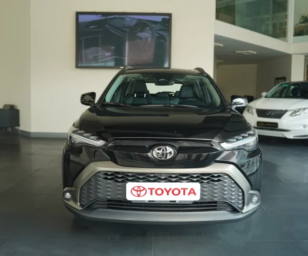 نمای کناری ماشین تویوتا فرانت لندر با طراحی اسپرت