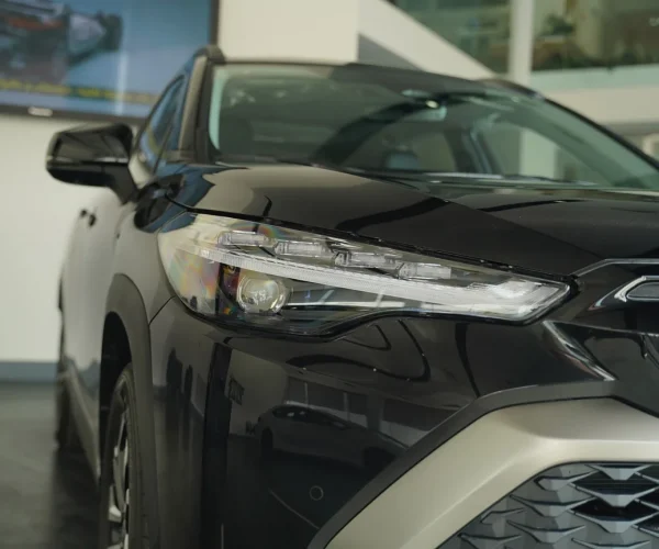 تویوتا فرانت لندر مشکی در زاویه عقب نمایشگاه