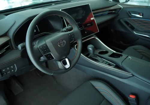 غربیلک-فرمان-و-داشبورد-تویوتا-آوالون-هیبرید-با-نمایشگر-وسط