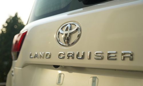 بج-لوگو-پشت-تویوتا-لندکروز-VXR-سفید-2025-ایرتویا