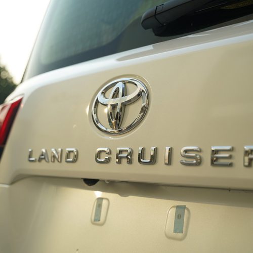 بج-لوگو-پشت-تویوتا-لندکروز-VXR-سفید-2025-ایرتویا