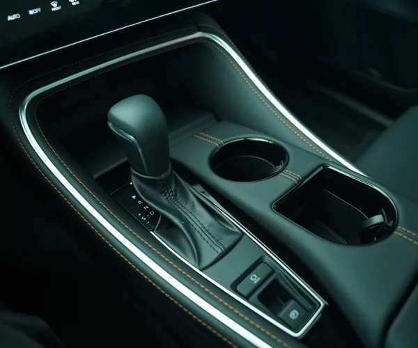 کنسول وسط تویوتا آوالون هیبرید با دنده، جای لیوان و تریم براق