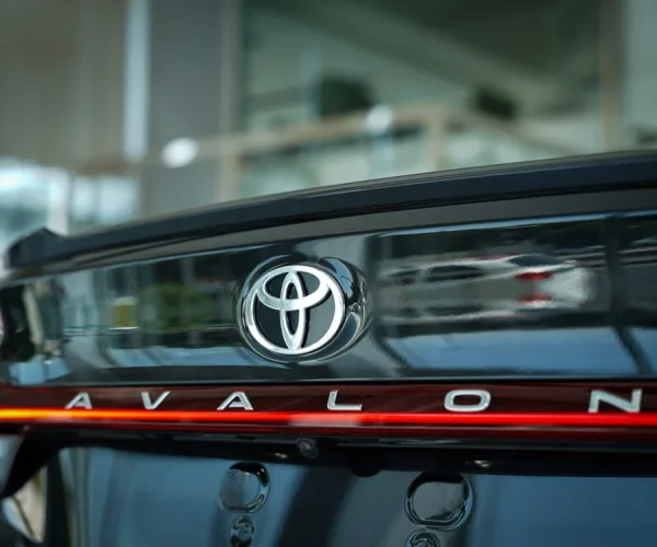 نمای نزدیک از نوشته AVALON روی قسمت عقب تویوتا آوالون هیبرید