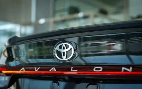 نمای-نزدیک-از-لوگو-و-نوشته-avalon-در-قسمت-عقب-تویوتا-آوالون-هیبرید