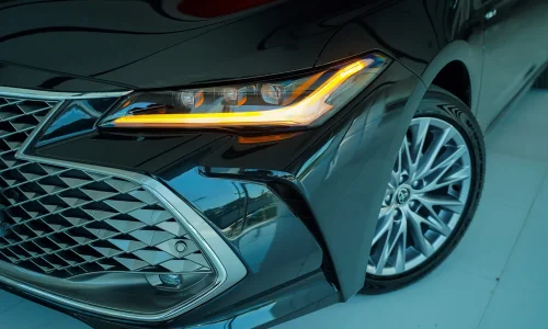 نمای نزدیک از جلوپنجره بزرگ کرومی و چراغ جلو در تویوتا آوالون هیبرید