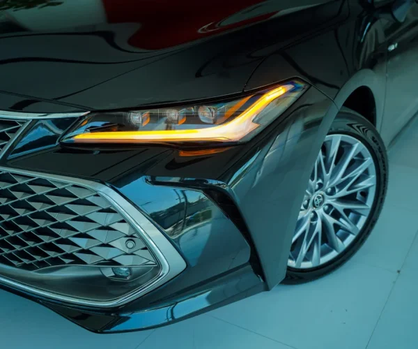 نمای نزدیک از جلوپنجره بزرگ کرومی و چراغ جلو در تویوتا آوالون هیبرید