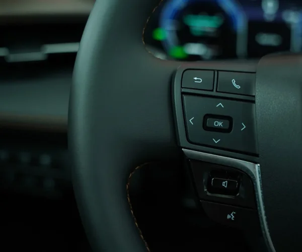 نمای نزدیک از کلیدهای سمت راست فرمان تویوتا آوالون هیبرید با پنل دیجیتال