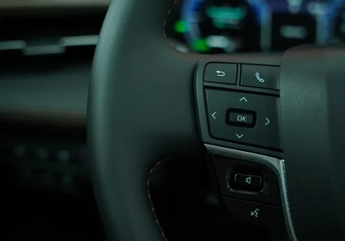 نمای-نزدیک-کلیدهای-راست-فرمان-تویوتا-آوالون-هیبرید-با-پنل-دیجیتال