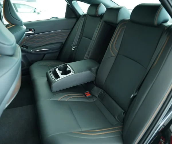 صندلی‌های عقب تویوتا آوالون هیبرید با طراحی لوکس و کنسول وسط