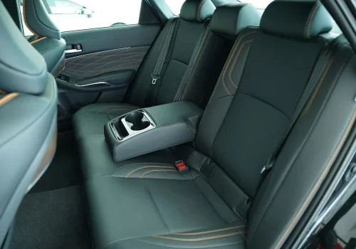 صندلی-های-عقب-تویوتا-آوالون-هیبرید-با-طراحی-لوکس-و-جا-لیوانی