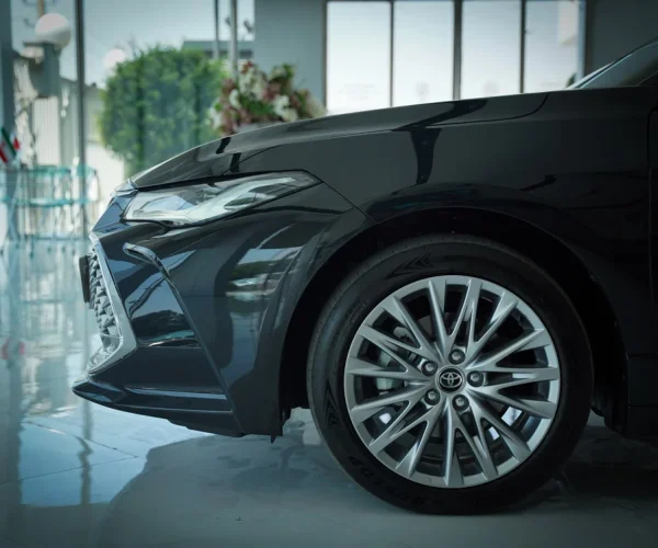 رینگ آلومینیومی و گلگیر جلوی تویوتا آوالون هیبرید در نمایشگاه