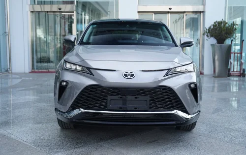 نمای جلو تویوتا ونزا 2025 وارداتی ویژه جانبازان