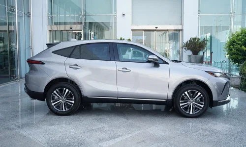 نمای جانبی تویوتا ونزا 2025 با طراحی اسپرت