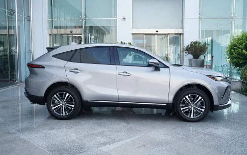 نمای جانبی تویوتا ونزا 2025 با طراحی اسپرت