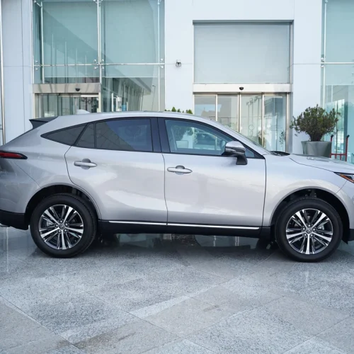 نمای جانبی تویوتا ونزا 2025 با طراحی اسپرت