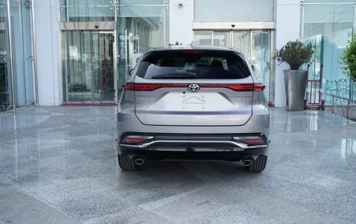 نمای جانبی تویوتا ونزا 2025 با طراحی اسپرت