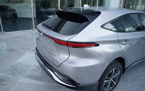 نمای جانبی تویوتا ونزا 2025 با طراحی اسپرت