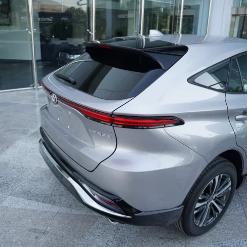 نمای جانبی تویوتا ونزا 2025 با طراحی اسپرت