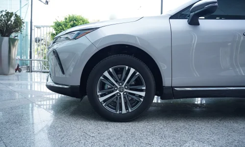 نمای جانبی تویوتا ونزا 2025 با طراحی اسپرت