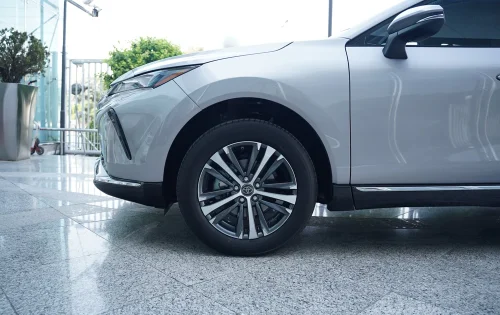 نمای جانبی تویوتا ونزا 2025 با طراحی اسپرت