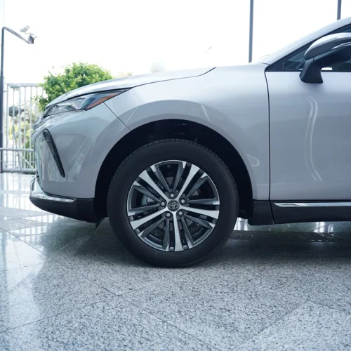 نمای جانبی تویوتا ونزا 2025 با طراحی اسپرت