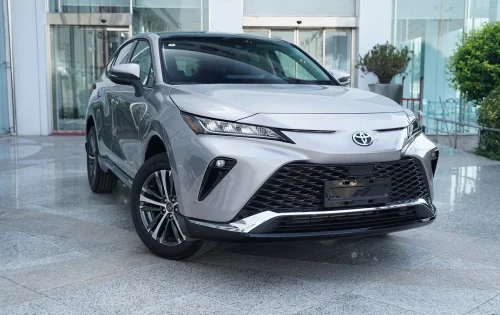 نمای جلو تویوتا ونزا 2025 وارداتی ویژه جانبازان