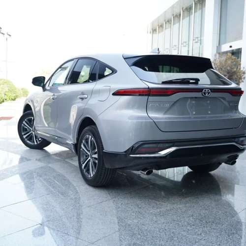 نمای جانبی تویوتا ونزا 2025 با طراحی اسپرت