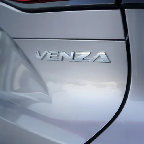 نمای جانبی تویوتا ونزا 2025 با طراحی اسپرت