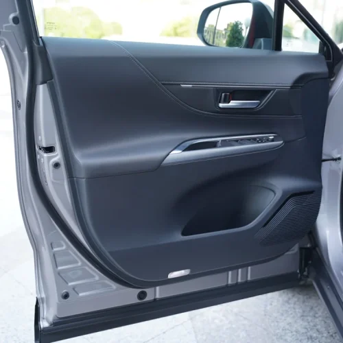 نمای جانبی تویوتا ونزا 2025 با طراحی اسپرت