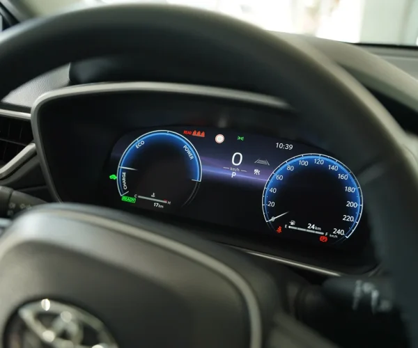 پنل دیجیتال ۱۲.۳ اینچی پشت فرمان در ماشین تویوتا فرانت لندر