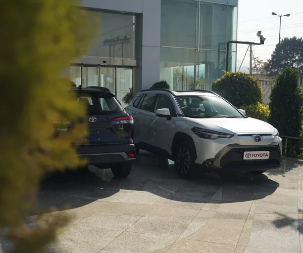 نمای کامل خودرو از زاویه بیرونی در محیط نمایشگاه