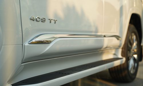 بج-کنار-تویوتا-لندکروز-VXR-سفید-توئین-توربو-2025-ایرتویا