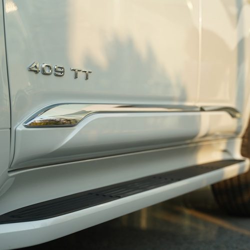 بج-کنار-تویوتا-لندکروز-VXR-سفید-توئین-توربو-2025-ایرتویا