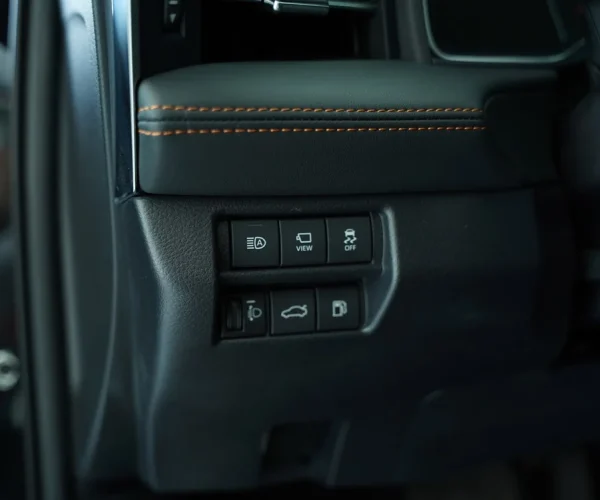 کلیدهای کنترل صندلی برقی و دوخت چرمی در تویوتا آوالون هیبرید