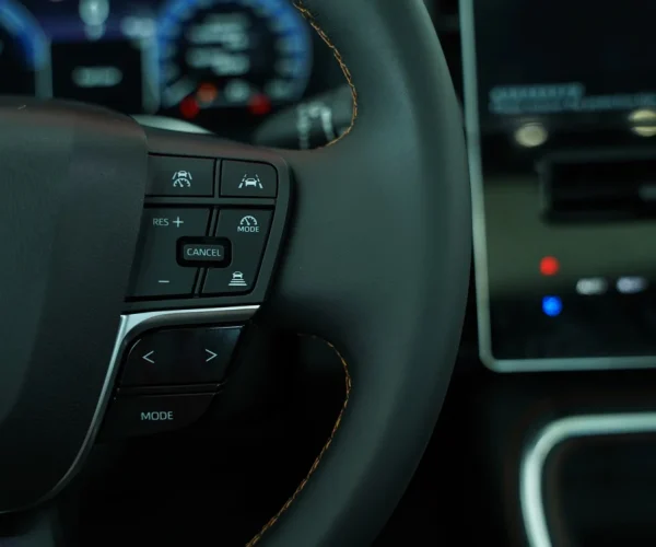 کلیدهای سمت چپ فرمان تویوتا آوالون هیبرید برای کنترل سیستم‌ها