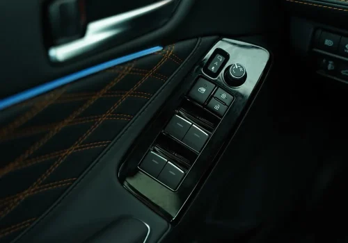 کلیدهای-کنترل-پنجره-برقی-در-درب-راننده-تویوتا-آوالون-هیبرید