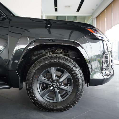 لکسوس RX600 چرخ‌ها و تایرهای خودرو با طراحی خاص ایرتویا